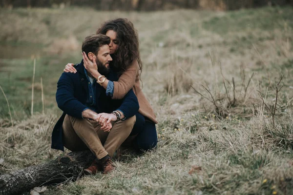 Felizes Amantes Caucasianos Estão Sentados Margem Lago Casal Jovem Está — Fotografia de Stock