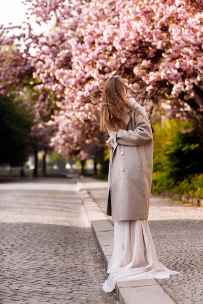 Dia Das Mulheres Bela Jovem Vestido Longo Luxo Perto Florescência — Fotografia de Stock