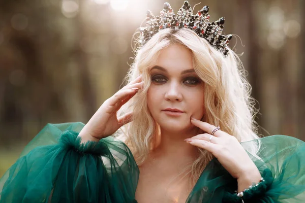 Junge Schöne Blonde Haare Frau Königin Prinzessin Geht Herbstgrüner Wald — Stockfoto