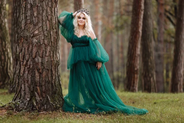 Jonge Mooie Blonde Haar Vrouw Koningin Prinses Loopt Herfst Groen — Stockfoto