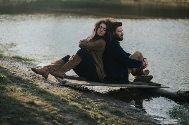 Göl kıyısındaki iskelede oturan iki Kafkas aşığı. Genç çift, sonbahar günü dışarıda kucaklaşıyor. Sakallı bir adam ve birbirine aşık kıvırcık bir kadın. Sevgililer Günü. Aşk ve aile kavramı