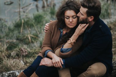 İki beyaz aşığın portresi. Genç çift, sonbahar günü dışarıda kucaklaşıyor. Sakallı bir adam ve birbirine aşık kıvırcık bir kadın. Sevgililer Günü. Aşk ve aile kavramı