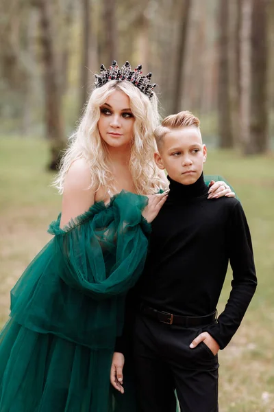Jonge Mooie Blonde Vrouw Koningin Met Jonge Jongen Zwarte Outfit — Stockfoto