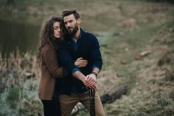 Dois Amantes Caucasianos Perto Lago Casal Jovem Está Abraçando Dia — Fotografia de Stock