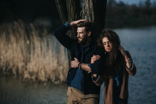 Dua Kekasih Kaukasia Berdiri Dekat Pohon Tepi Danau Pasangan Muda — Stok Foto