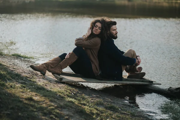 Deux Amoureux Caucasiens Assis Sur Jetée Bord Lac Jeune Couple — Photo