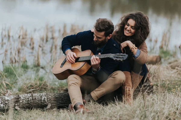 Den Kaukasiska Mannen Spelar Gitarr Med Kvinnan Vid Sjön Unga — Stockfoto