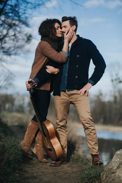 Deux Amateurs Caucasiens Musiciens Avec Guitare Debout Bord Lac Jeune — Photo