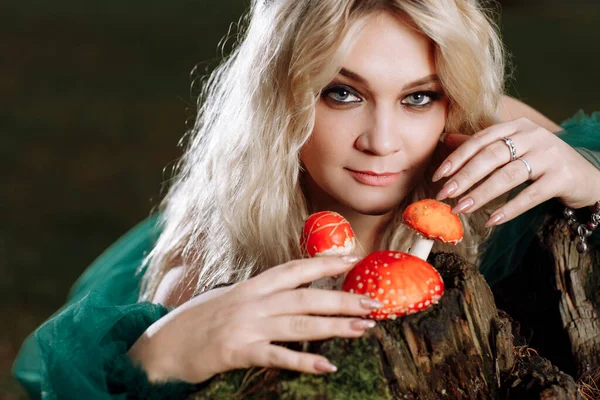 Een Mooie Blonde Jonge Vrouw Een Lange Groene Jurk Een — Stockfoto