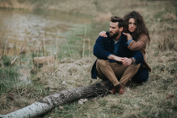 Felices Amantes Caucásicos Están Sentados Orilla Del Lago Pareja Joven —  Fotos de Stock