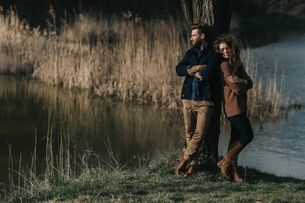 Dois Amantes Caucasianos Estão Perto Árvore Junto Lago Casal Jovem — Fotografia de Stock