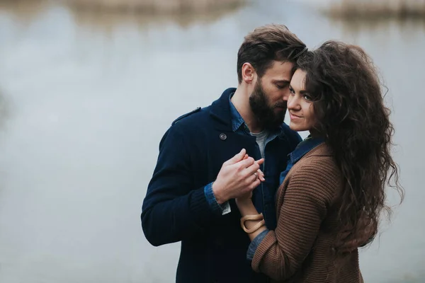 Happy Lovers Lake Young Couple Hugging Autumn Day Outdoors Bearded — Stock Photo, Image