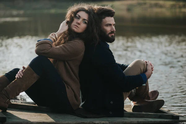 Zwei Kaukasische Liebhaber Die Auf Der Seebrücke See Sitzen Junges — Stockfoto