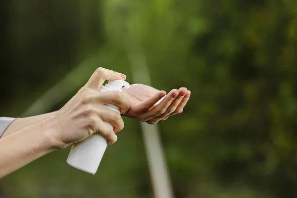 Женская Рука Использует Косметическую Бутылку Пеной Чистки Натуральный Органический Спа — стоковое фото