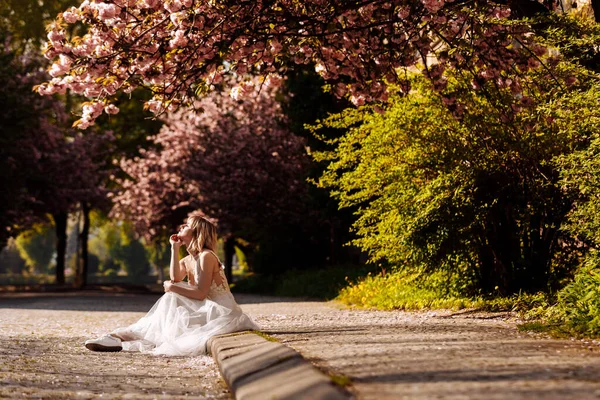 Kvinnodagen Vacker Ung Kvinna Lyxig Lång Klänning Nära Blomstrande Sakura — Stockfoto