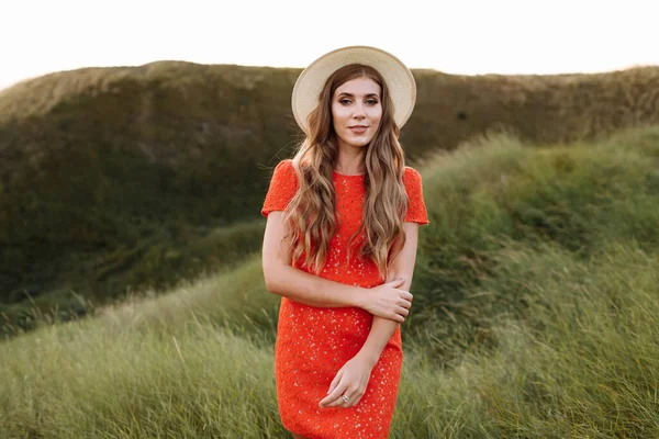 Portret Van Een Mooie Vrouw Rode Jurk Groen Gras Het — Stockfoto