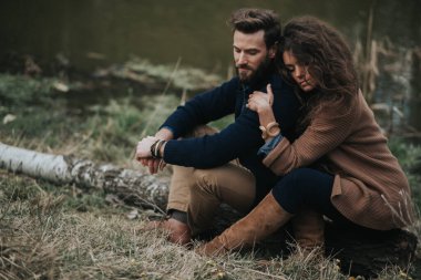 Kafkasyalı mutlu aşıklar gölün kıyısında oturuyorlar. Genç çift, sonbahar günü dışarıda kucaklaşıyor. Sakallı bir adam ve birbirine aşık kıvırcık bir kadın. Sevgililer Günü. Aşk ve aile kavramı