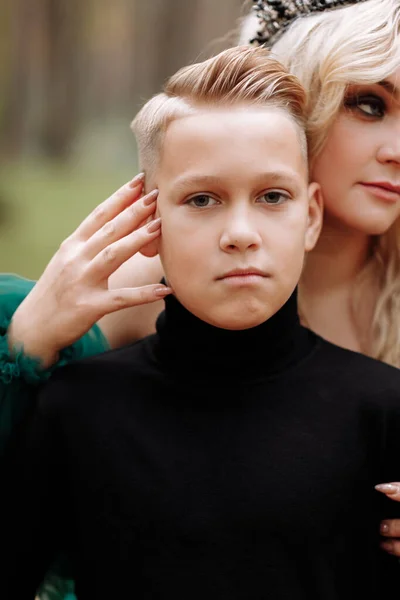 Młody Przystojny Chłopiec Piękną Blondynką Królową Jesień Zielony Las Mistyk — Zdjęcie stockowe