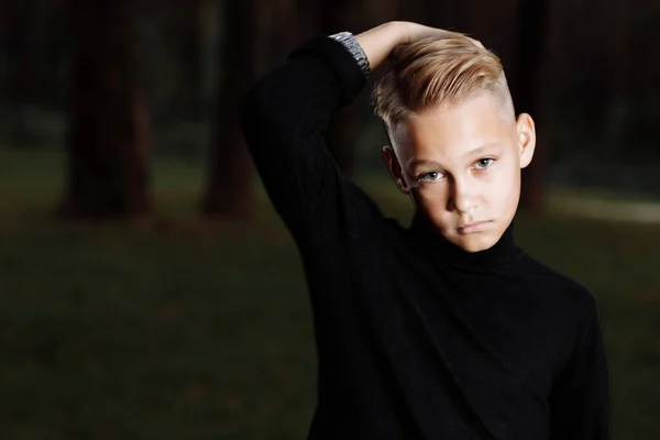 Elegante Ragazzo Attraente Con Acconciatura Alla Moda Vestito Nero Alla — Foto Stock