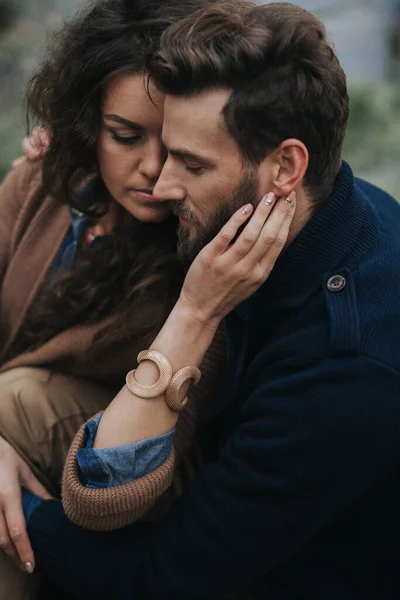 Retrato Dois Amantes Caucasianos Casal Jovem Está Abraçando Dia Outono — Fotografia de Stock