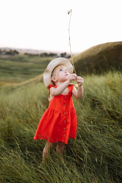 Portrét Malé Krásné Dívky Přírodě Letní Prázdniny Dítě Červených Šatech — Stock fotografie