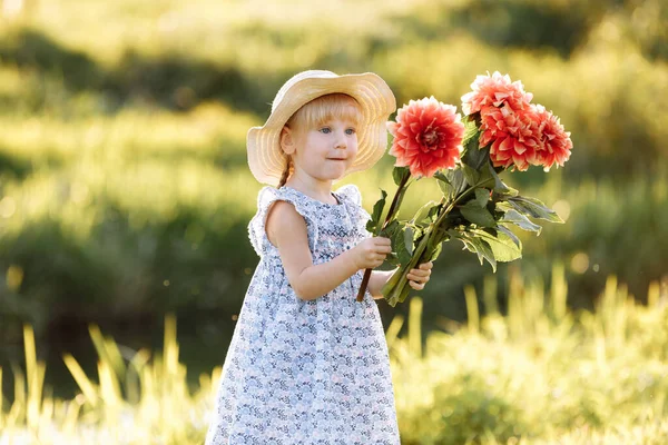 Šťastný Den Matek Dítě Dcera Blahopřeje Mámě Dává Kytici Květin — Stock fotografie