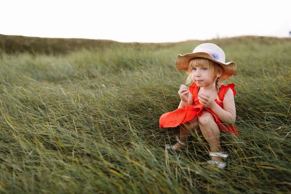 Porträtt Liten Vacker Flicka Naturen Sommarsemester Barn Röd Klänning Leker — Stockfoto