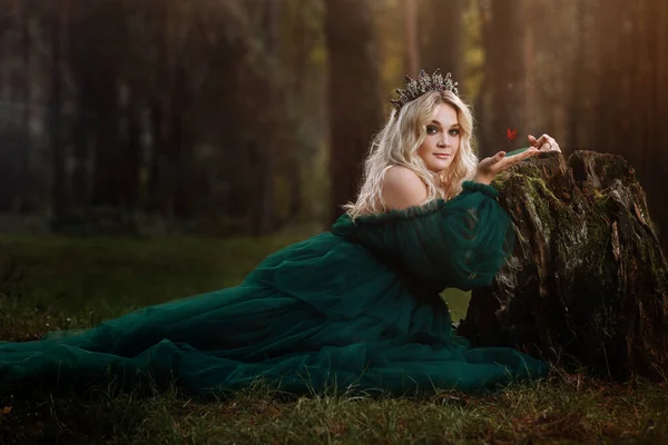 Красивая Блондинка Длинном Зеленом Платье Диадема Голове Лесу Девушка Сидит — стоковое фото