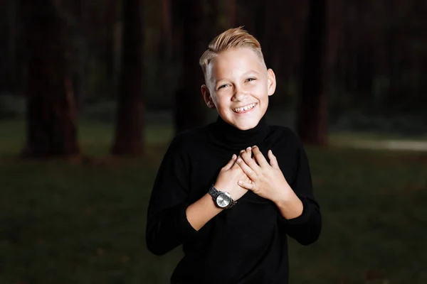 Elegante Ragazzo Attraente Con Acconciatura Alla Moda Vestito Nero Alla — Foto Stock