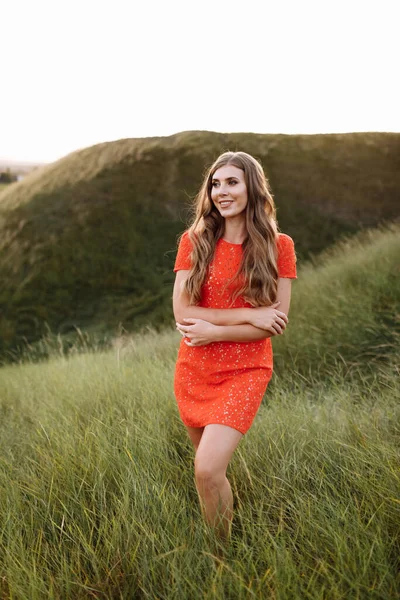 Retrato Uma Mulher Bonita Vestido Vermelho Grama Verde Campo Natureza — Fotografia de Stock