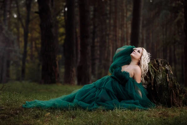 Una Bella Giovane Donna Bionda Con Lungo Vestito Verde Diadema — Foto Stock