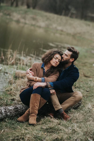 Happy Lovers Sitting Shore Lake Young Couple Hugging Autumn Day — Stock Photo, Image
