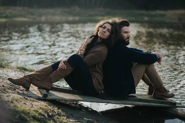 Dois Amantes Caucasianos Sentados Cais Junto Lago Casal Jovem Está — Fotografia de Stock