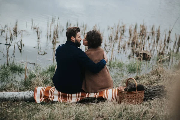 Two Caucasian Lovers Sitting Blanket Lake Young Couple Hugging Autumn — Stock Photo, Image