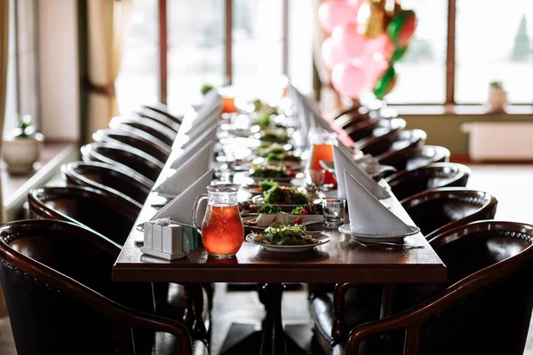 Bir etkinlik ya da düğün resepsiyonu için güzel bir masa. restoran içi.