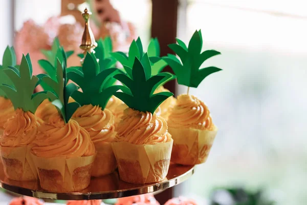 Aniversário Catering Exitic Mesa Com Sobremesas Modernas Cupcakes Abacaxis Doces — Fotografia de Stock