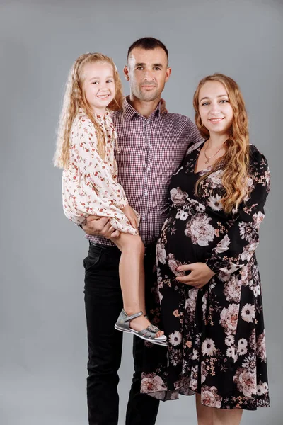 Retrato Pai Família Feliz Mãe Grávida Pequena Filha Divertindo Juntos — Fotografia de Stock