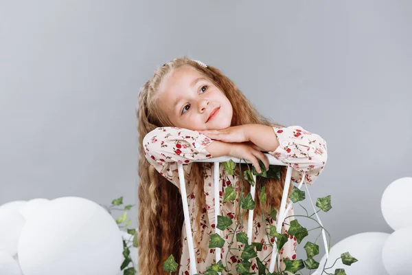 Carino Bambina Bionda Sorridente Divertirsi Studio Con Palloncini Bianchi Verde — Foto Stock