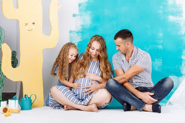 Família Grávida Com Menina Criança Passe Tempo Juntos Casa Fundo — Fotografia de Stock