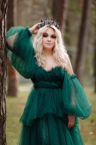 Молодая Красивая Блондинка Королева Принцесса Ходит Мистик Осеннего Зеленого Леса — стоковое фото