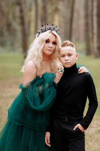Jonge Mooie Blonde Vrouw Koningin Met Jonge Jongen Zwarte Outfit — Stockfoto