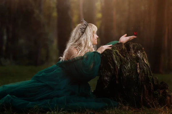 Beautiful Blonde Young Woman Long Green Dress Diadem Her Head — Stock Photo, Image