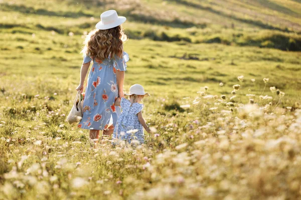 Mladá Matka Chodí Svou Dcerou Zelené Louce Rodinná Dovolená Zahradě — Stock fotografie