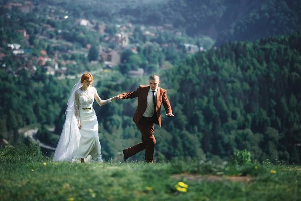 Felice Elegante Sposa Sposo Esecuzione Divertirsi Montagna Estate Giornata Sole — Foto Stock