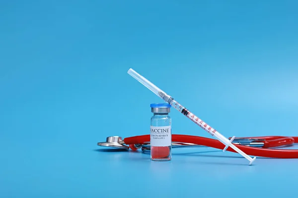 Lahvička Vakcínou Proti Koronaviru Covid Injekční Lahvička Lékařského Skla Stetoskop — Stock fotografie