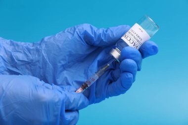 Doktor, hemşire ya da bilim adamı ellerinde grip, kızamık, koronavirüs aşısı, salgın aşısı, ilaç ve uyuşturucu konsepti bulunan beyaz tıp eldivenlerini teslim ettiler..