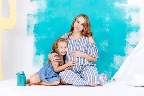 Mãe Grávida Com Menina Criança Passe Tempo Juntos Casa Fundo — Fotografia de Stock