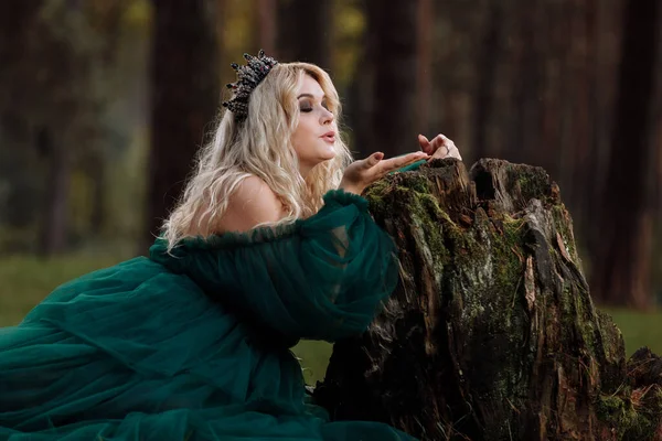 Een Mooie Blonde Jonge Vrouw Een Lange Groene Jurk Een — Stockfoto