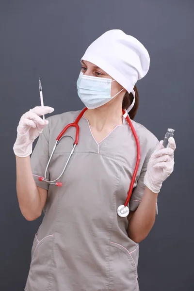 의료용 마스크 청진기 코로나 바이러스를 보유하고 인간의 접종을 준비하는 Covid — 스톡 사진