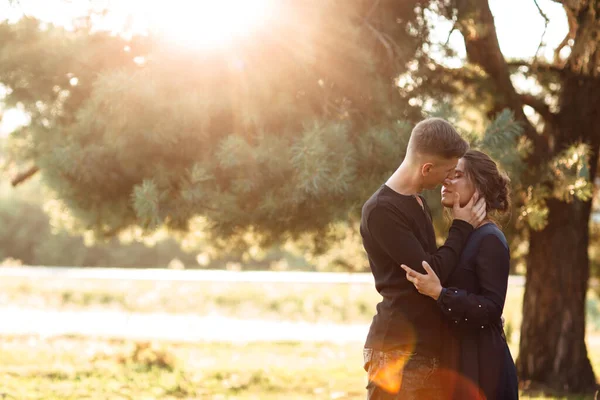 Jeune Couple Amoureux Marchant Dans Parc Été Tenant Main Femme — Photo